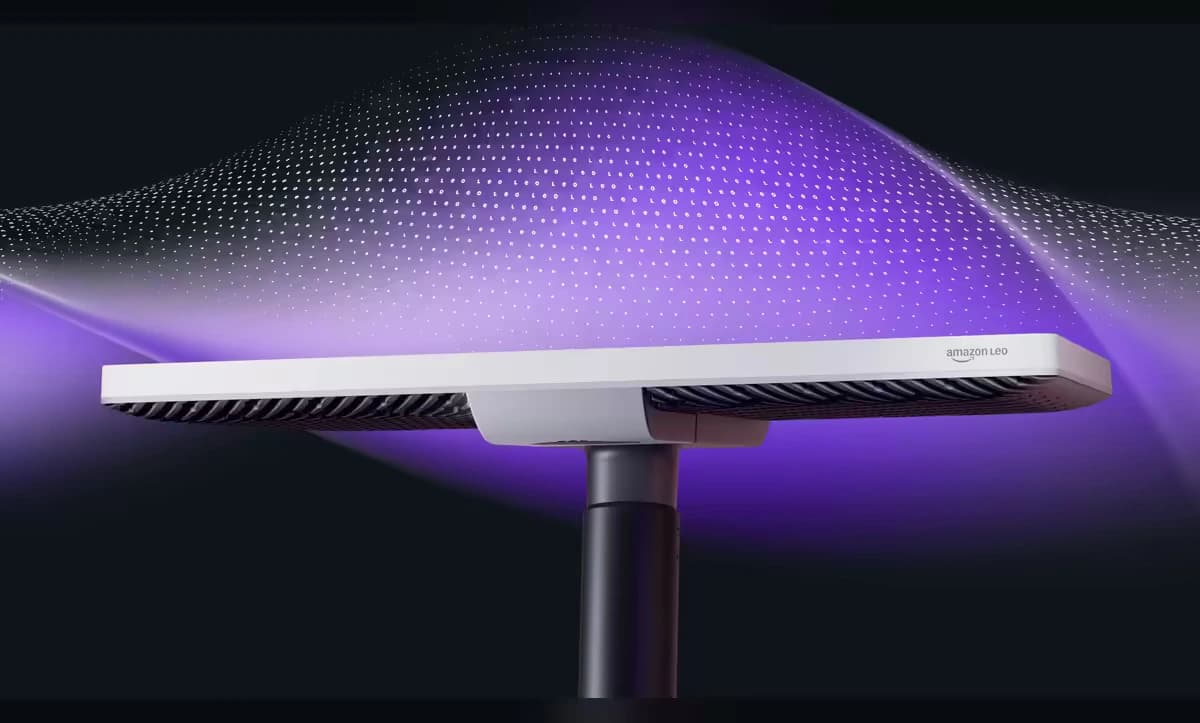 Antenne Amazon Leo Ultra montée sur mât, dissipateur thermique visible sous le châssis